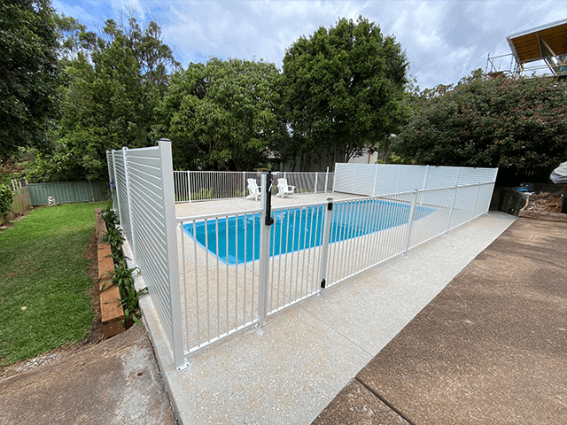 Clôture de piscine en aluminium facile à installer et à fermeture automatique pour sécurité des enfants